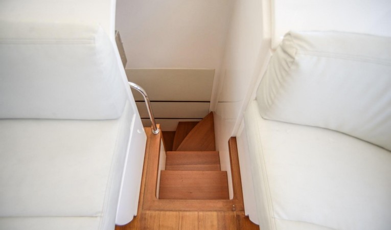 62 Pershing Aft VIP Cabin stairwell