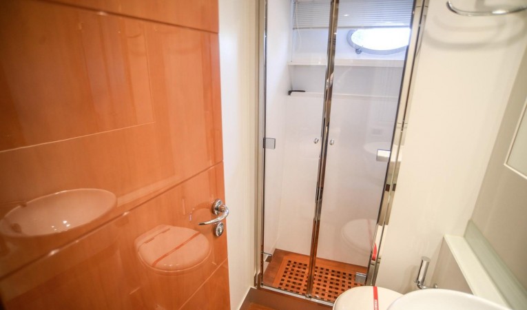 62 Pershing VIP Cabin head and shower