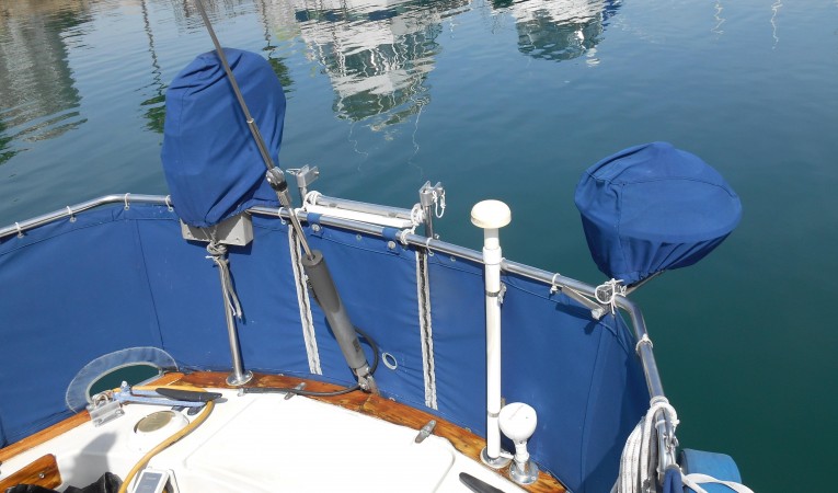 40 Pearson BBQ, Outoard motor and stern ladder