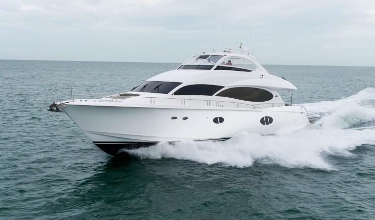 84 Lazzara Yachts 