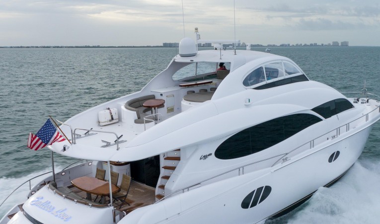 84 Lazzara Yachts 