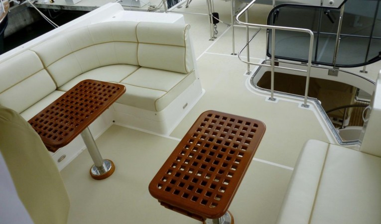 59 Grand Banks Flybridge Seating