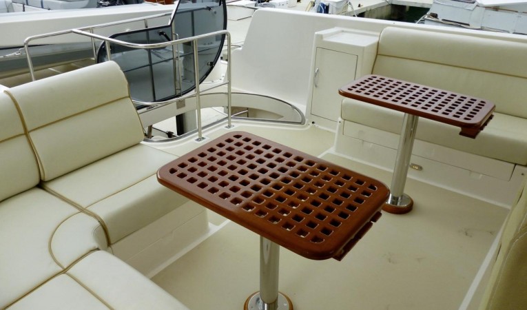 59 Grand Banks Flybridge Seating
