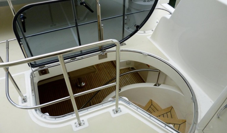 59 Grand Banks Flybridge access