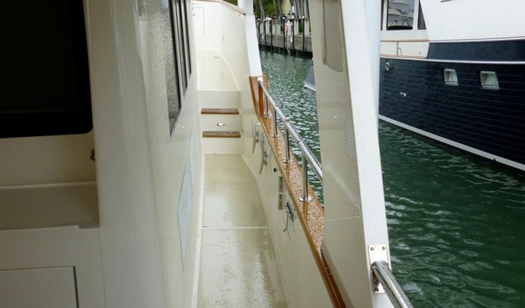 59 Grand Banks Starboard Side Deck