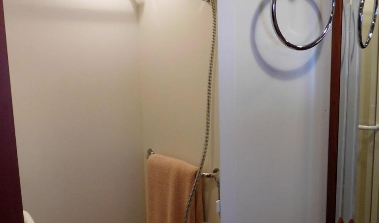 59 Grand Banks VIP Shower