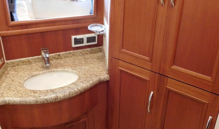 59 Grand Banks Mid Guest Cabin & Day Head