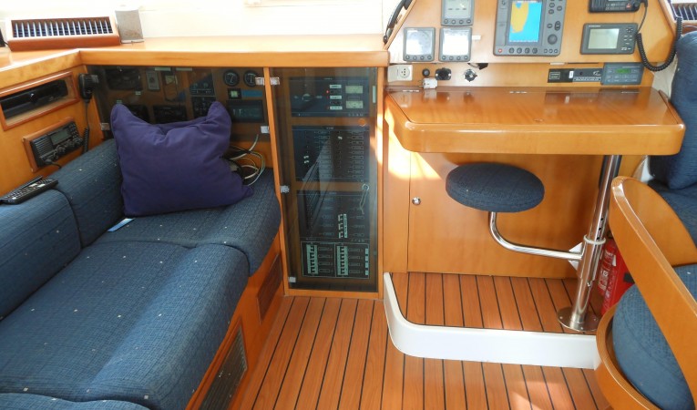 47 Lagoon nav-station + bonus settee