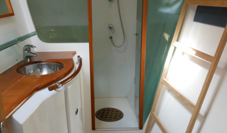 47 Lagoon owner head-shower
