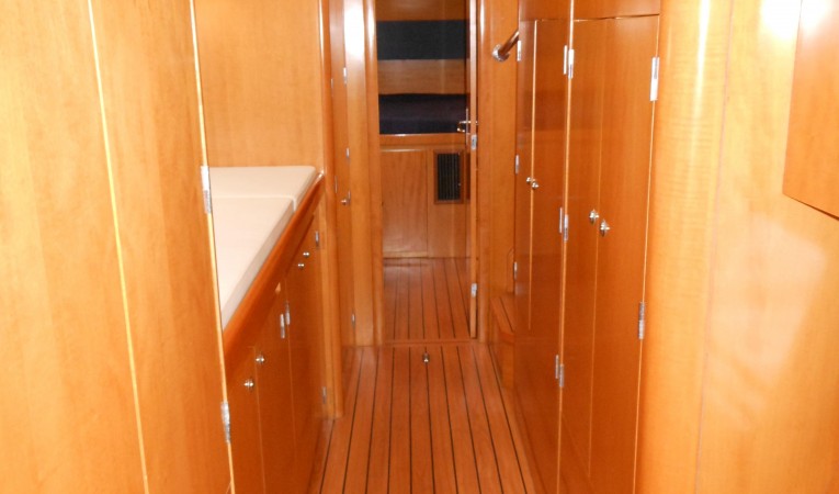 47 Lagoon owner hull looking aft