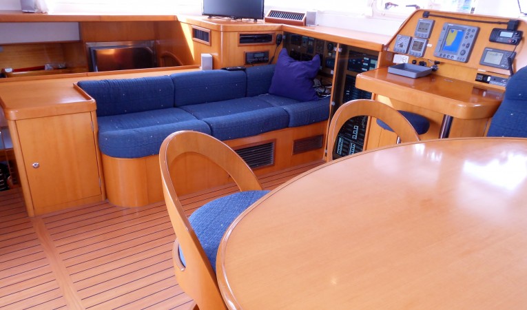 47 Lagoon salon