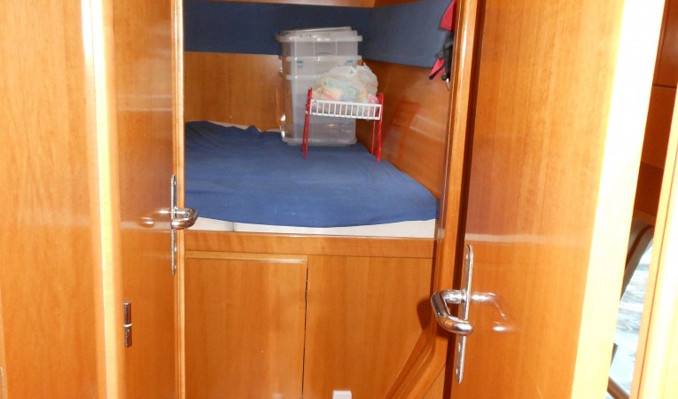 47 Lagoon forward guest stateroom