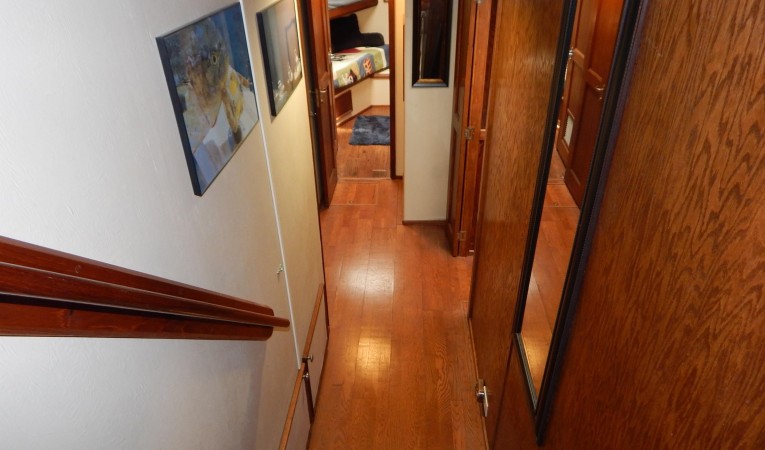 53 Hatteras Companionway