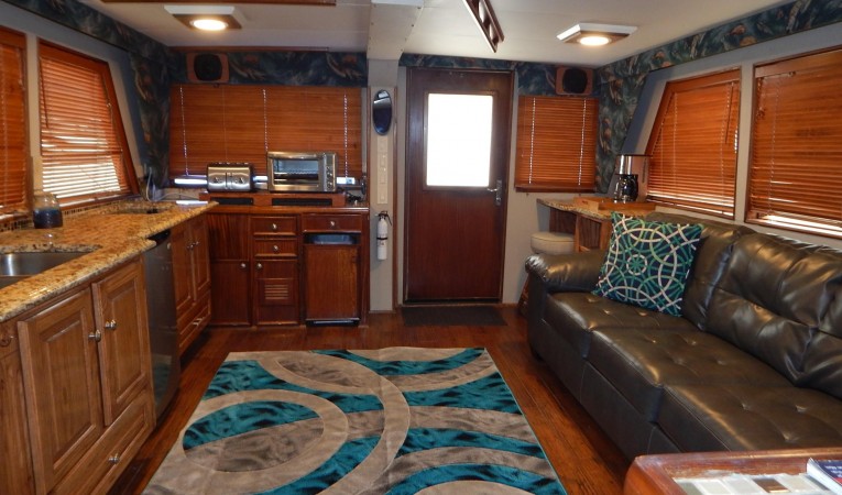 53 Hatteras Salon Aft