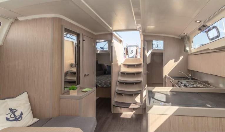 41 Beneteau Companionway
