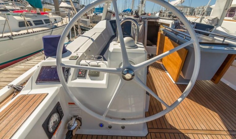 41 Beneteau Port helm