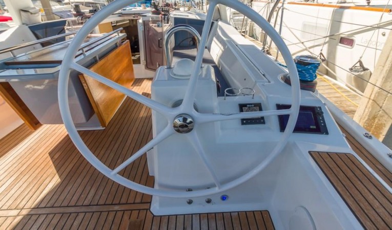 41 Beneteau Starboard helm