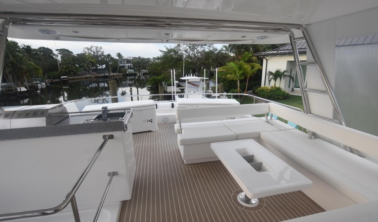 51 Leopard Flybridge Settee