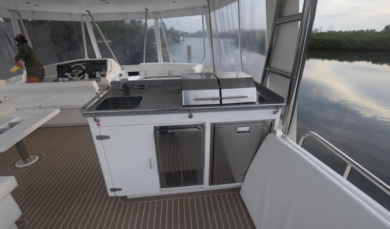 51 Leopard Outdoor kitchen on flybridge