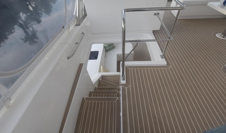 51 Leopard Flybridge steps