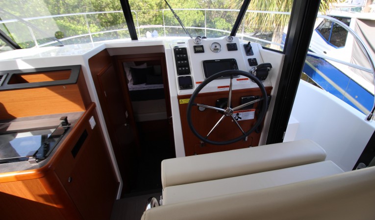 30 Beneteau Helm