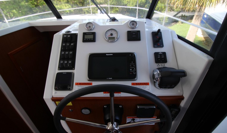 30 Beneteau Helm