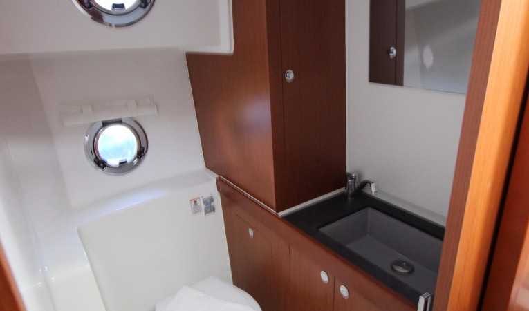 30 Beneteau Head