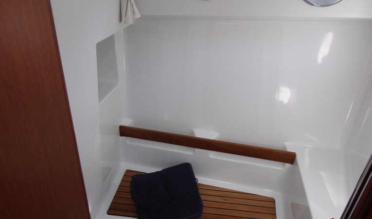30 Beneteau Shower