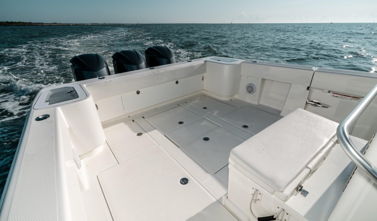 37 SeaVee Cockpit 1