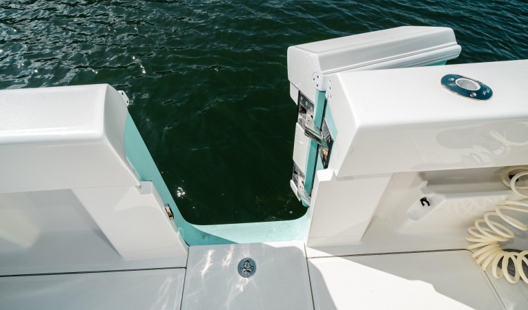 37 SeaVee Dive Door Open