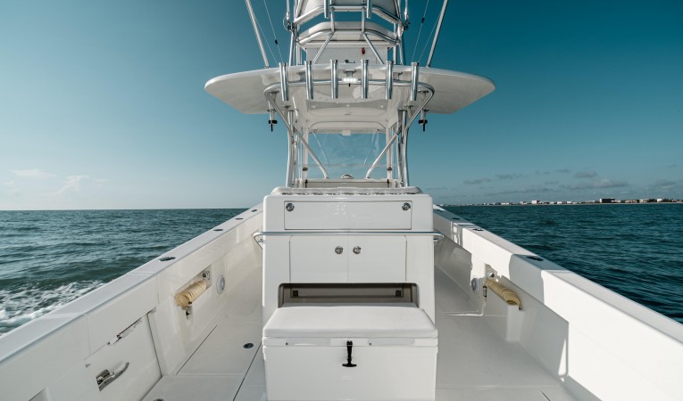 37 SeaVee Cockpit Fwd