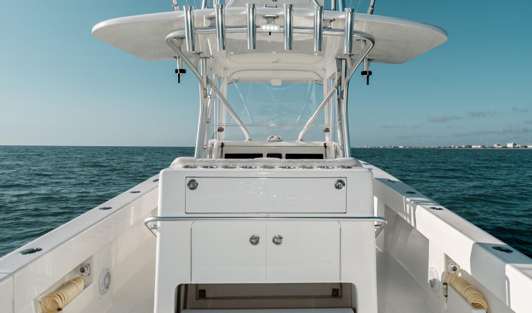 37 SeaVee Cockpit Fwd