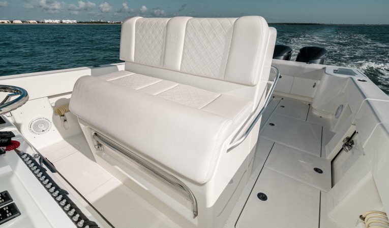 37 SeaVee Helm Seat