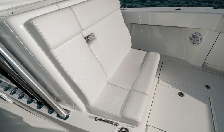 37 SeaVee Fwd Seating