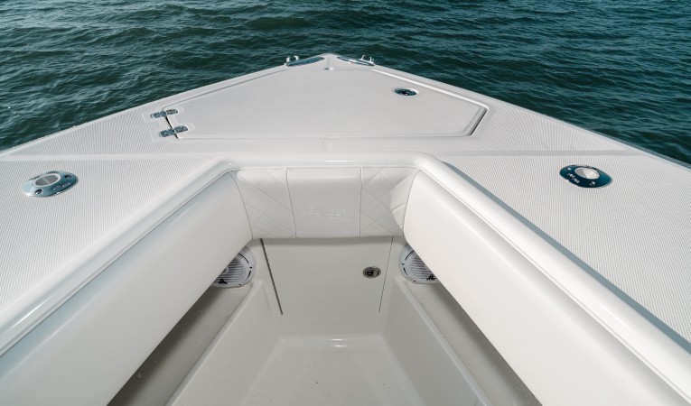 37 SeaVee Anchor Locker