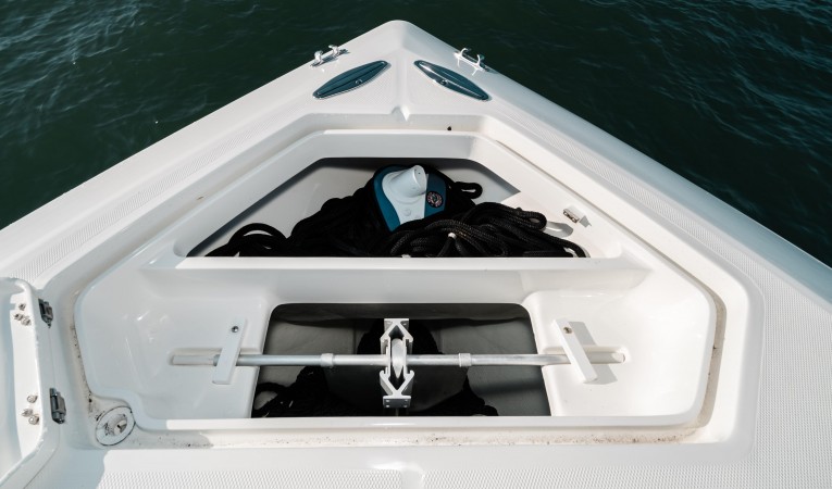 37 SeaVee Anchor Locker