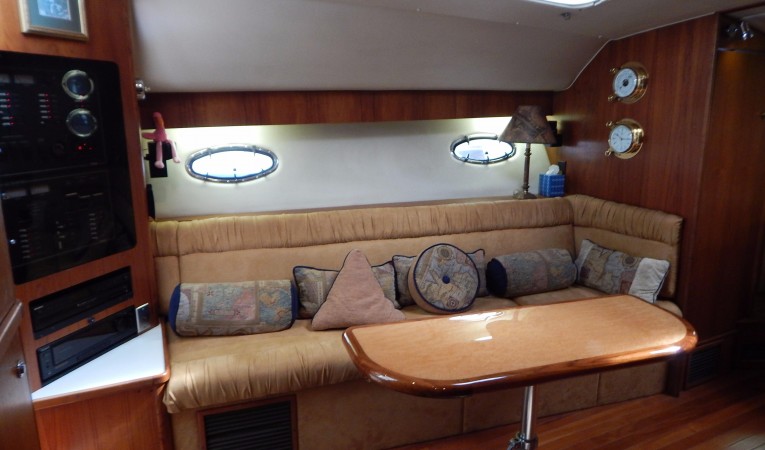 41 Tiara Salon Settee