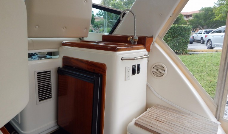 41 Tiara Custom Wetbar