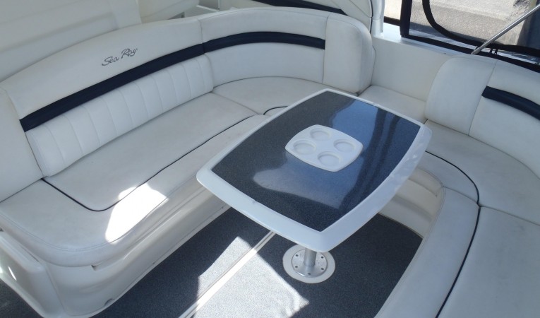 39 Sea Ray Cockpit aft and table