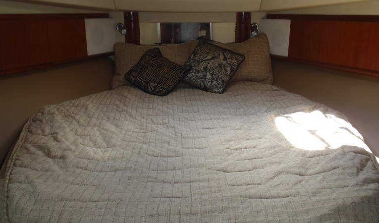 39 Sea Ray Master stateroom