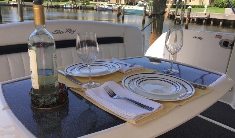 39 Sea Ray Cockpit dining