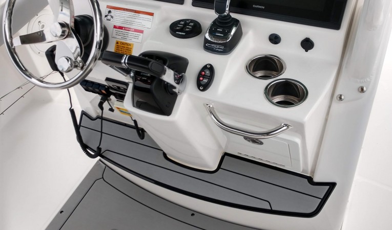 27 Everglades Well Positioned Helm Station