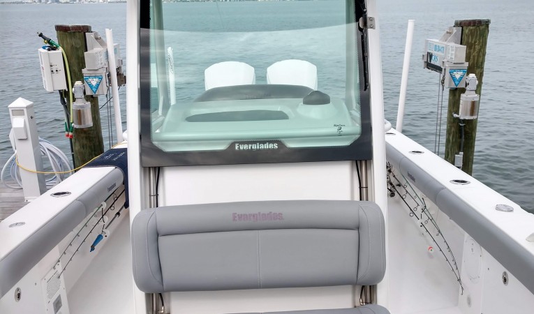 27 Everglades Opening Glass Windscreen