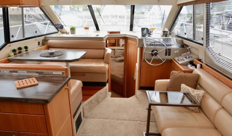 40 Bayliner 4087 Salon looking forward