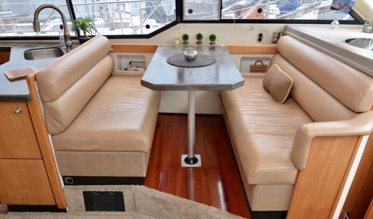 40 Bayliner 4087 Dinette