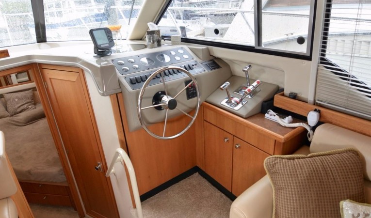 40 Bayliner 4087 Helm- Lower station
