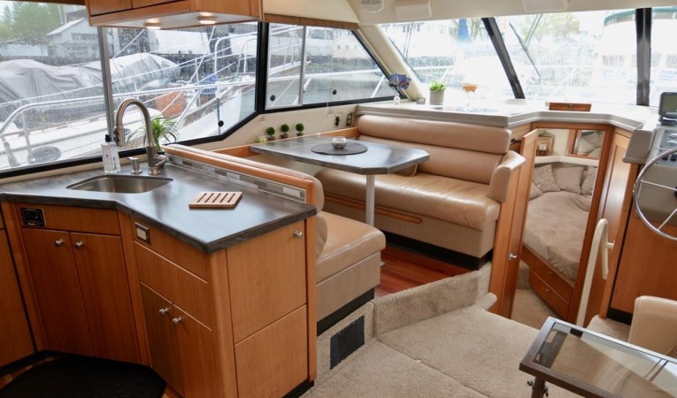 40 Bayliner 4087 Salon looking to port