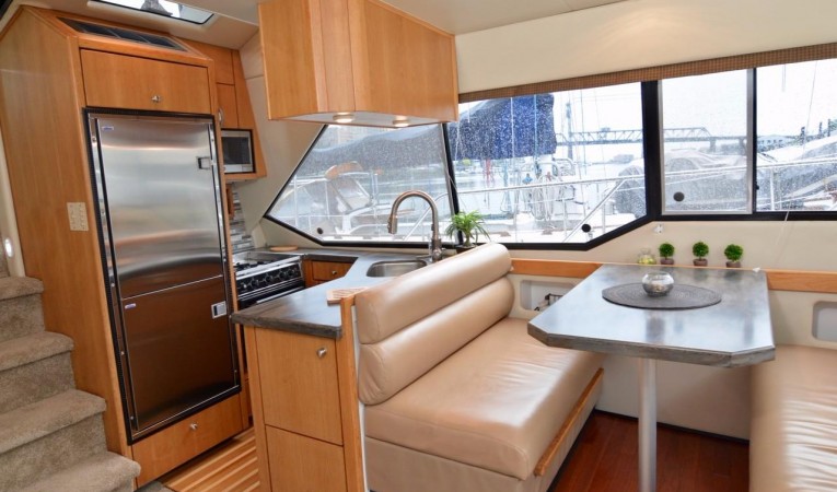 40 Bayliner 4087 Salon- Looking port/aft