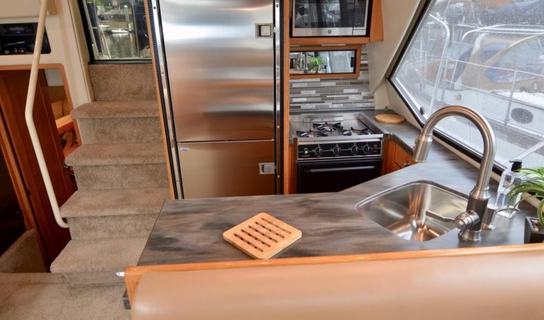 40 Bayliner 4087 Galley