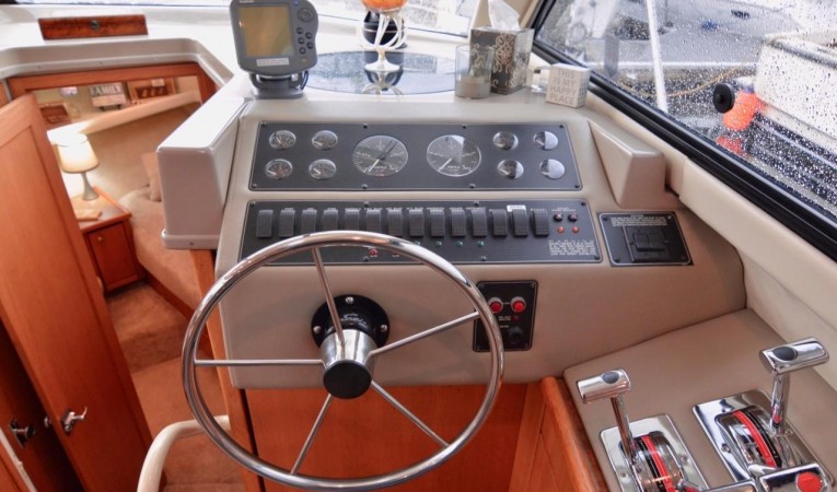 40 Bayliner 4087 Helm